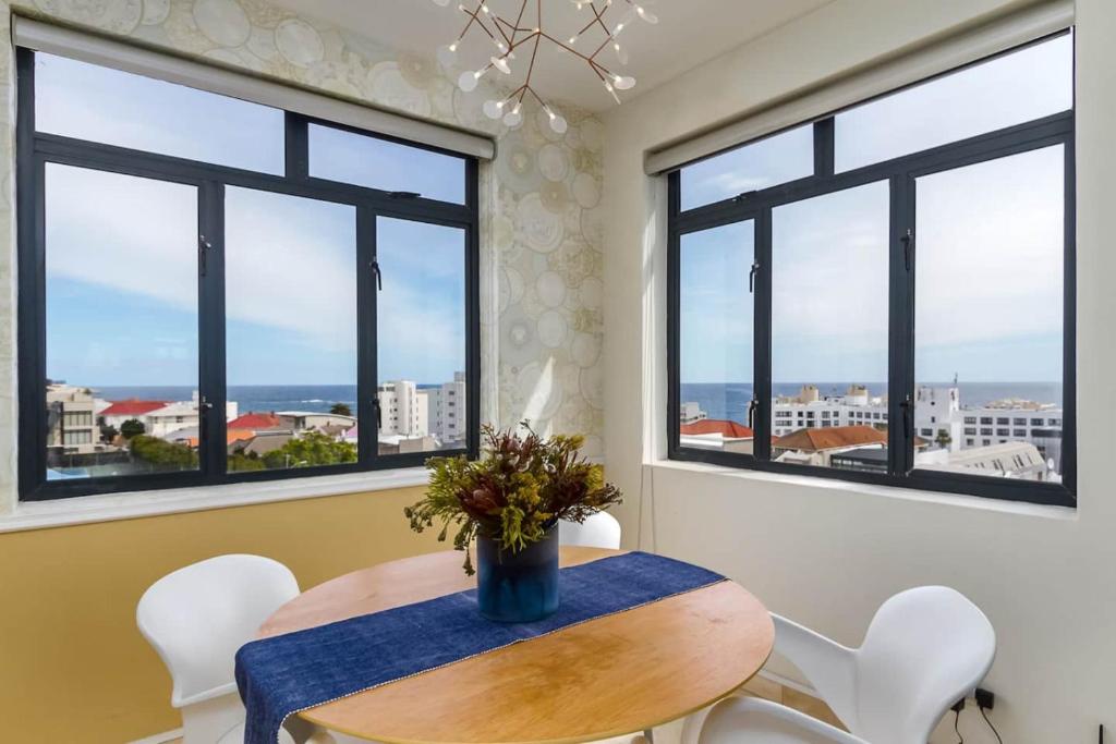 2 Bed Bantry Bay City and Sea View 100m to Beach, Città del Capo