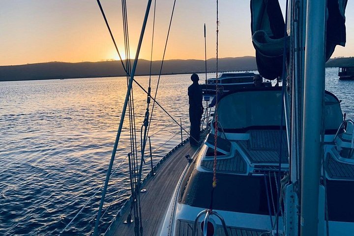 Crociera a vela al tramonto a Knysna, cena leggera e bollicine