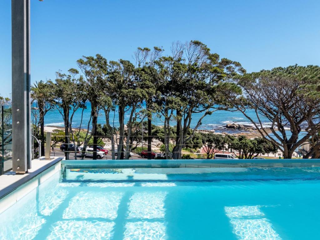 Blue Views Penthouse Beachfront Apartment with Pool, Città del Capo