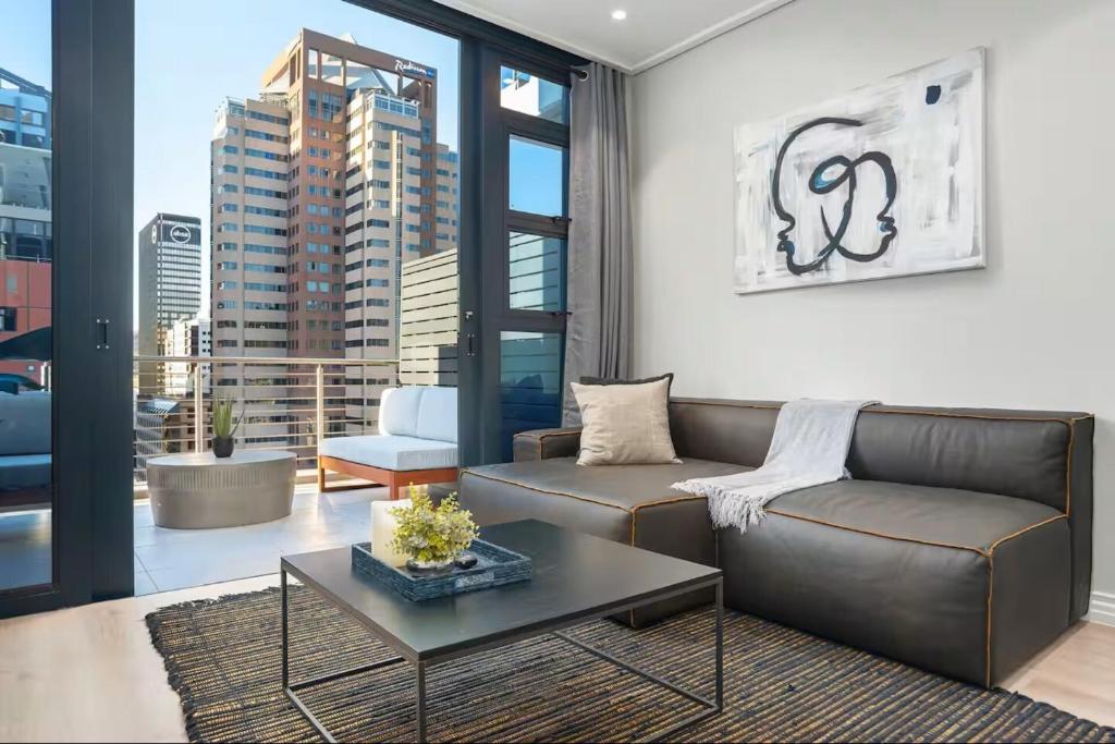 Chic Luxury Apt at On Bree with Parking and Pool, Cidade do Cabo