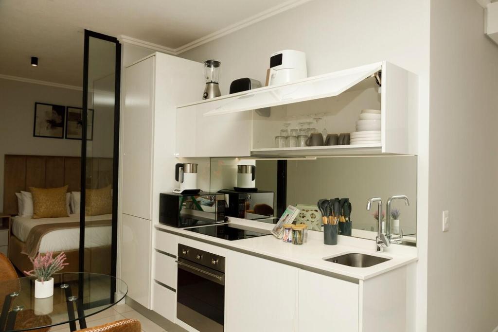 Chic Modern Apartment in Waterfall, Midrand