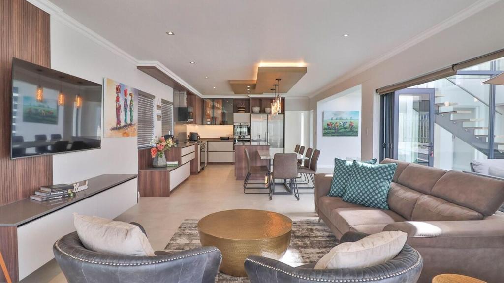 Executive 3 Bed villa with pool, aircon AC and braai room, Hermanus