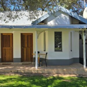 Белый гостевой дом с синей крышей в Grey lourie Guesthouse в Зерюсте, Северо-Западная провинция