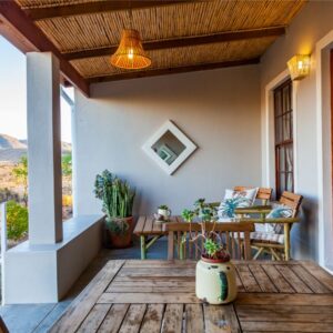 Stoep coperta con tavolo e sedie al Karoo View Cottages, con vista sul Karoo