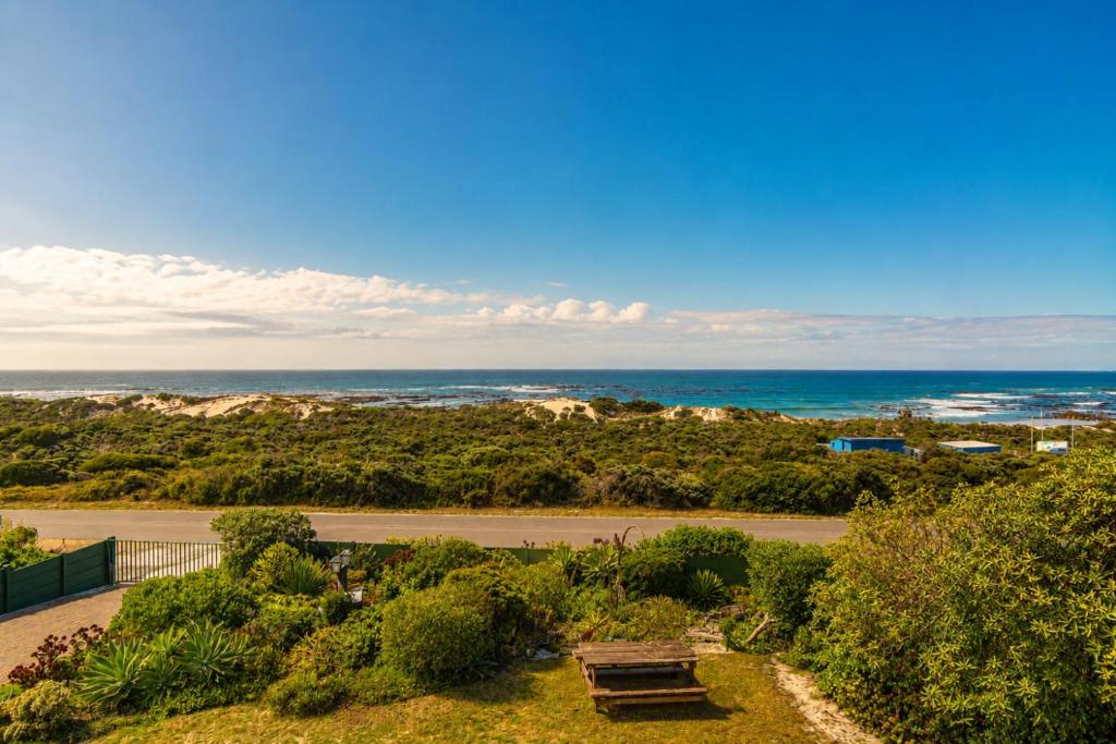 Main Beach Ocean View - Pearly Beach House,Pearly Beach