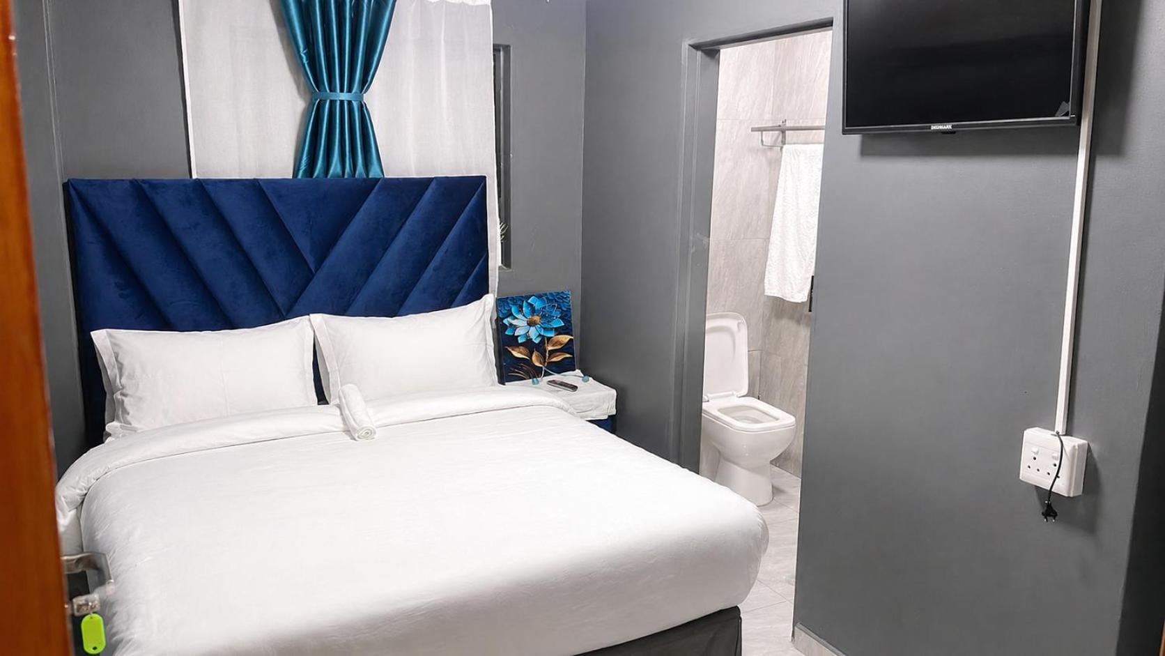 Silver Luck Lounge & Hotel