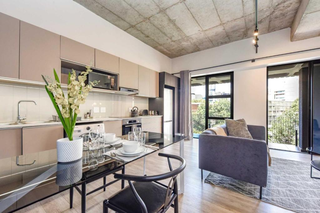 The Lineal 419 - Modern Comfort in Sandton 1BR Pool WiFi, Сэндтон