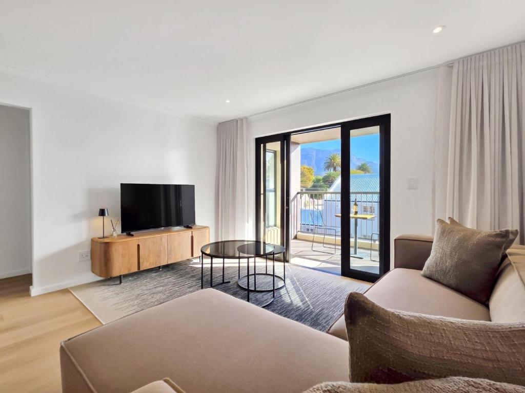 The Nova Modern 2BR with Pool & Parking, Città del Capo
