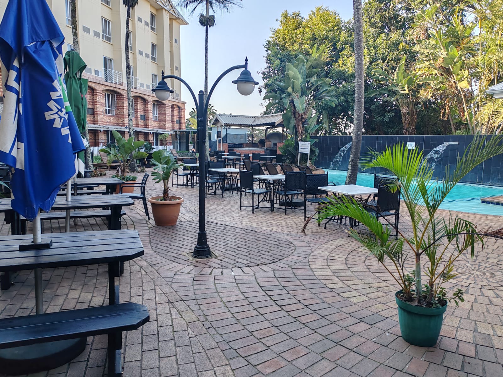 Poolbar und Terrassensitzplätze des Riverside Grill im The Riverside Hotel, Durban North