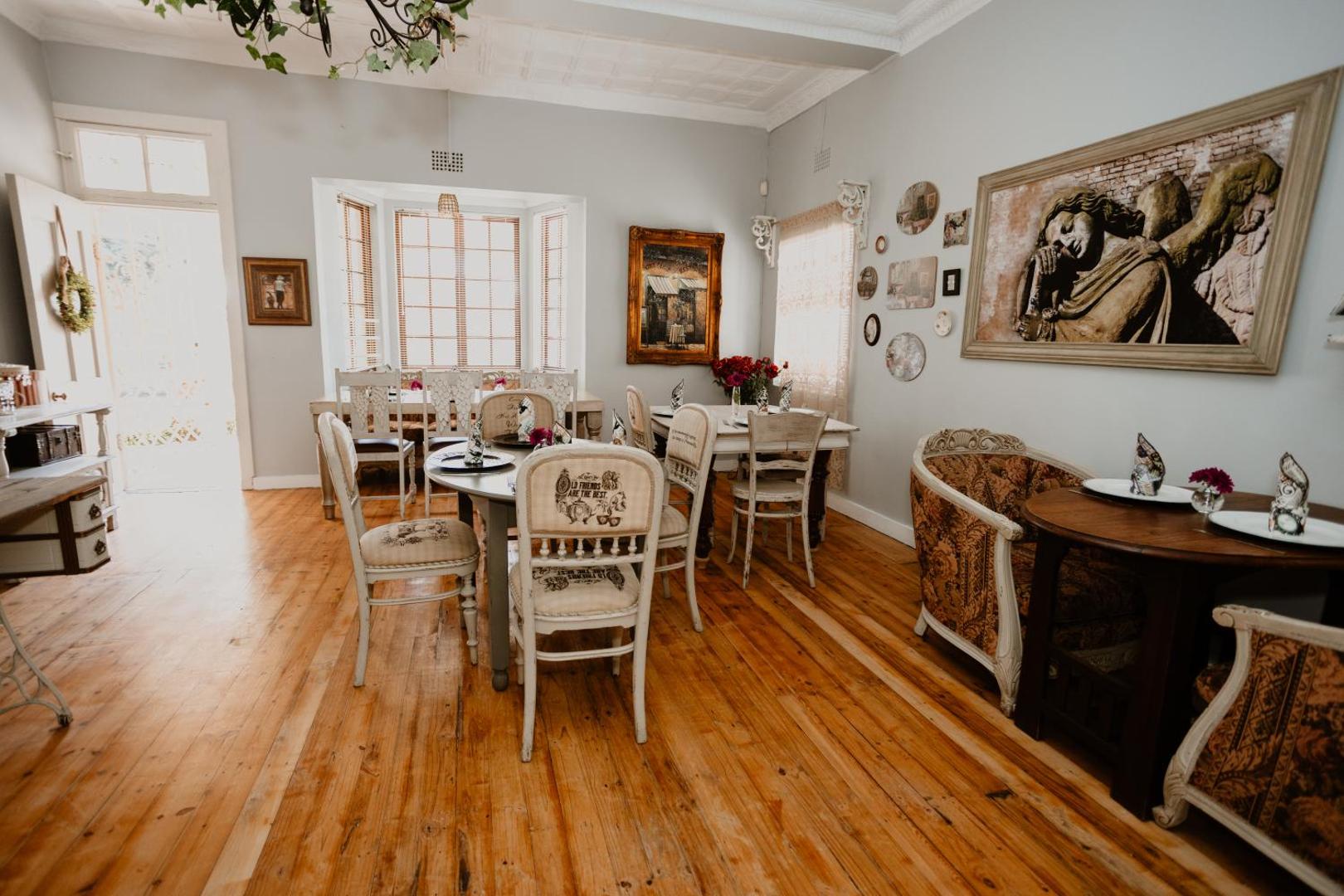 Tuis Guest House and Coffee Shop