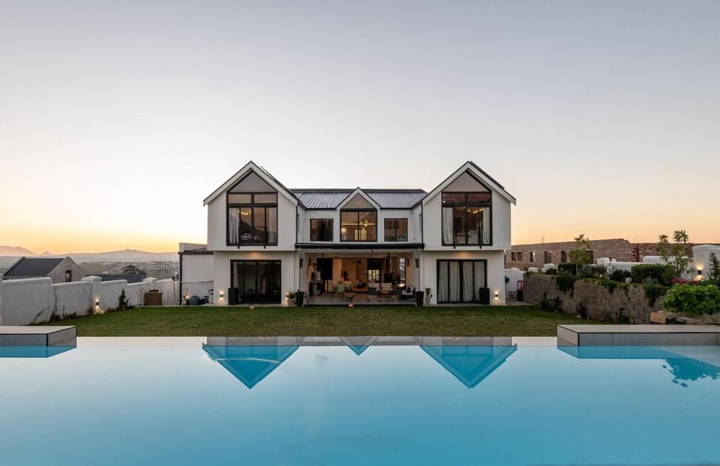 Ultimate 5BR Luxury Vineyard Estate Stellenbosch,斯泰伦博斯