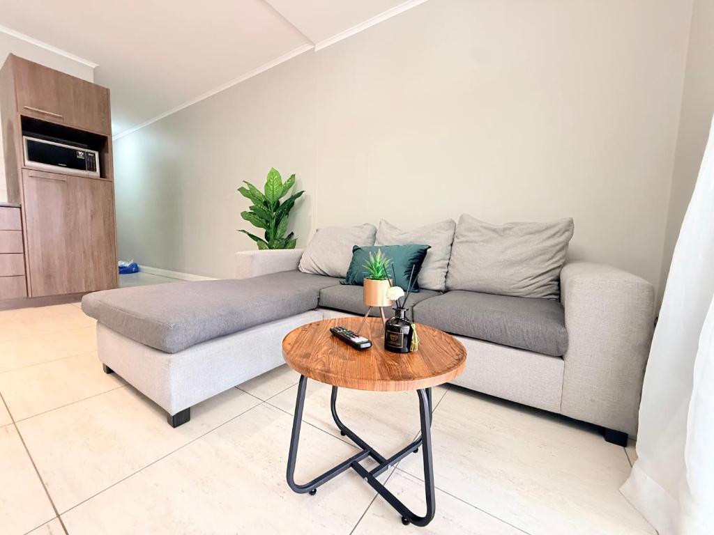 Zen Mayfair Garden unit near Canal walk,开普敦